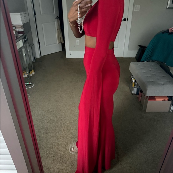 Elegant Red One-Shoulder Skirt Set - Picture 8 of 10